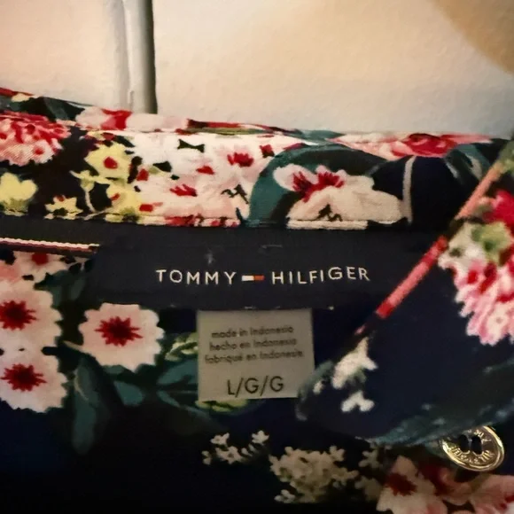 NWOT Tommy Hilfiger Pink and Orange Sleeveless Blouse with Notched Collar - Picture 3 of 5